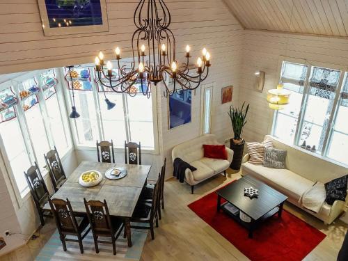 萨拉Holiday Home Teppolan rinne by Interhome的客厅配有桌子和吊灯
