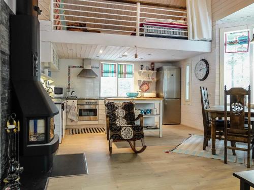 萨拉Holiday Home Teppolan rinne by Interhome的厨房设有带桌子和炉灶的客厅。