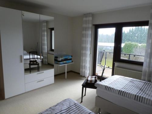 BachFerienwohnung WällerAuszeit的一间卧室配有一张床、镜子和窗户