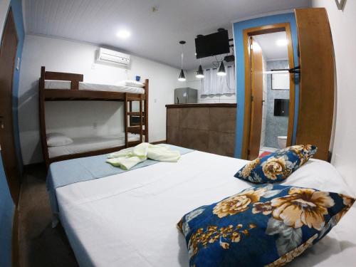 阿布拉奥Casa da Ilha的一间卧室配有一张床和一张双层床。