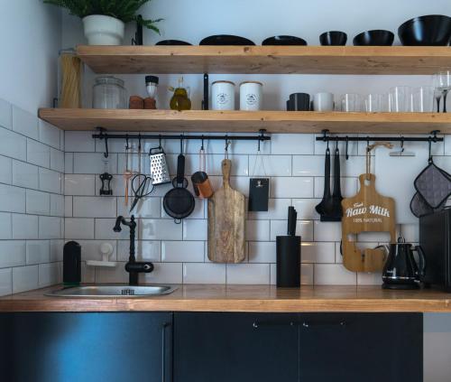 雅典A10 SecretHouse的厨房配有水槽和带餐具的台面