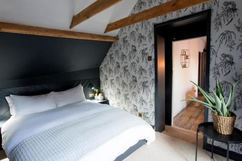 赫尔Spirit of Prince Street Hull Old Town的卧室配有白色的床和黑色墙壁