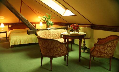 兰卡特帕拉基旅馆的卧室配有一张床和一张桌子及椅子