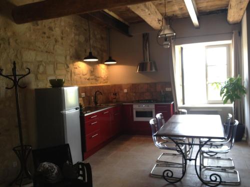 阿尔勒马德卢卡斯度假屋的厨房配有冰箱和桌椅