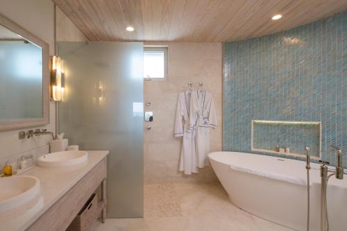 Old Road克登布拉夫全包酒店的浴室配有两个盥洗盆和浴缸。