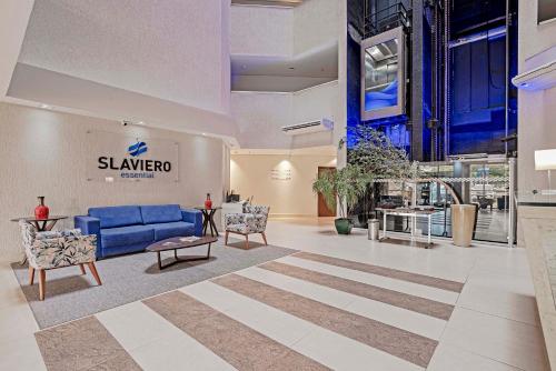 波多韦柳Slaviero Porto Velho的大楼内带蓝色沙发和椅子的大堂