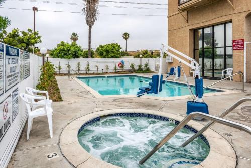 加迪纳市Motel 6-Gardena, CA - South的酒店设有一个按摩浴缸