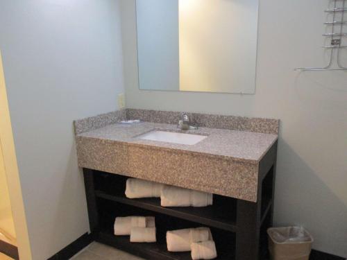ShartlesvilleMotel 6-Shartlesville, PA的浴室配有盥洗盆、镜子和毛巾