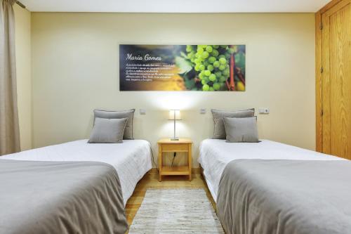 阿纳迪亚Casa da Alzira的一张带葡萄照片的房间里两张床铺