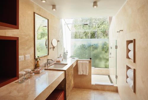 乌鲁班巴Rio Sagrado, A Belmond Hotel, Sacred Valley的一间带水槽和淋浴及窗户的浴室