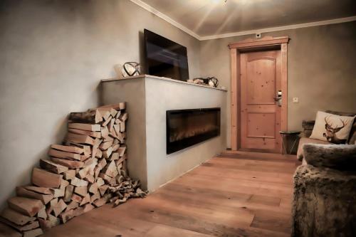 伊施格尔Chalet Madlein的客厅设有壁炉和壁炉。