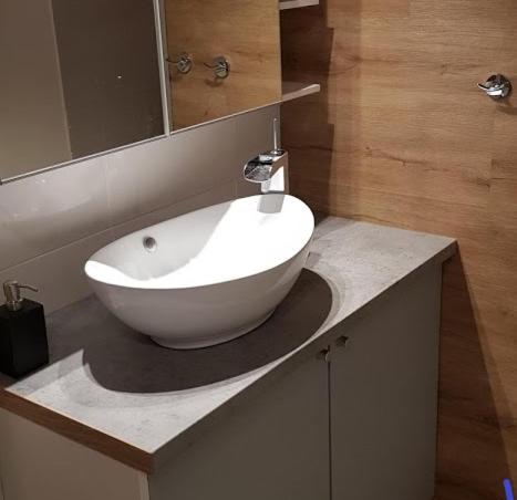 阿斯帕朗maison xemartea的一个带大白色水槽的柜台浴室