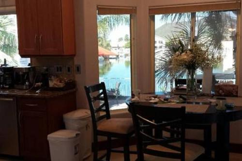 格伦代尔Glendale Arizona Lakeside Property的厨房配有桌椅、桌子和窗户。