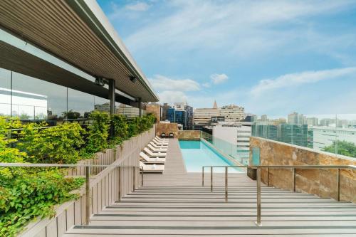 利马Hyatt Centric San Isidro Lima的大楼内带游泳池的阳台