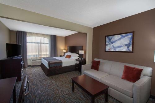 俄克拉何马城温德姆集团温盖特俄克拉荷马城机场酒店的酒店客房,配有床和沙发