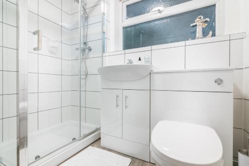 赫尔PLATFORM Avenues Apartment 1的白色的浴室设有卫生间和水槽。