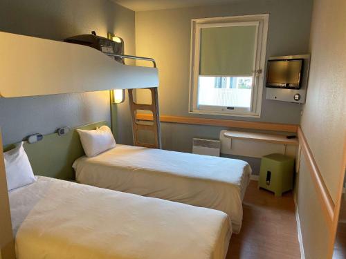 默兹河畔凡尔登Ibis budget Verdun的酒店客房设有两张床和窗户。