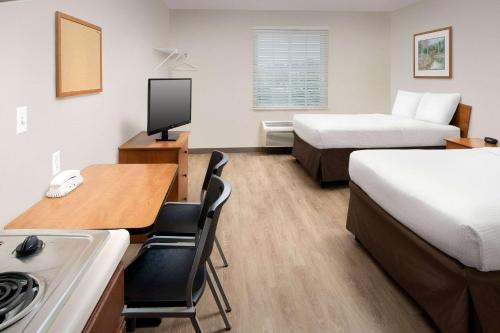 麦迪逊Woodspring Suites Huntsville/ Madison的酒店客房设有两张床和一张带电脑的书桌