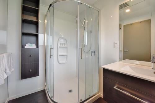 戈尔Croydon Lodge的一间带玻璃淋浴和水槽的浴室