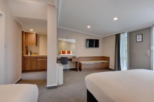 戈尔Croydon Lodge的配有一张床和一张书桌的酒店客房