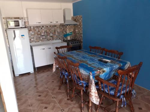 舒伊Complejo Celeste的厨房配有桌椅和冰箱。