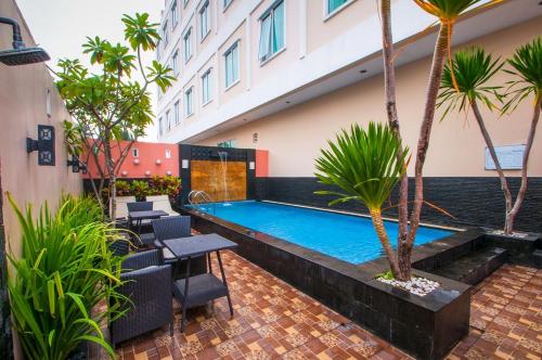 巴东戴玛巴东酒店的一座建筑物中央的游泳池