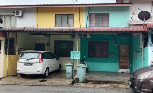 关丹Bajet Homestay - low cost houses的停在房子前面的白色汽车