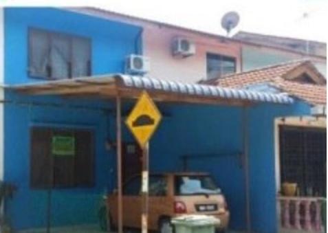 关丹Bajet Homestay - low cost houses的蓝色的房子,前面有停车位