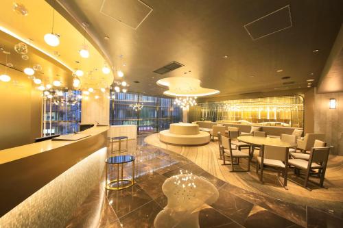 东京Quintessa Hotel Tokyo Ginza的餐厅设有酒吧和桌椅