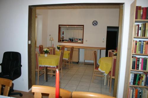 TrogenHotel "Alte Schule" Trogen的厨房以及带桌椅的用餐室。