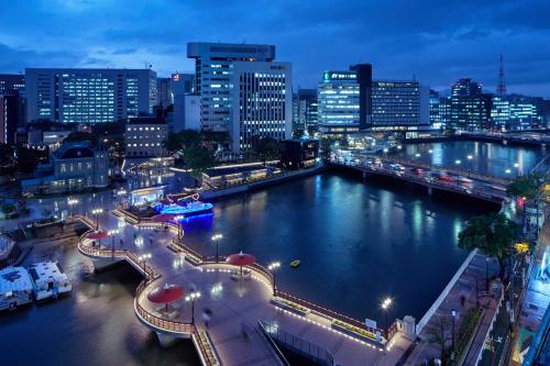 福冈ZONK HOTEL Nakasu-Deaibashi的享有河流和城市的夜景