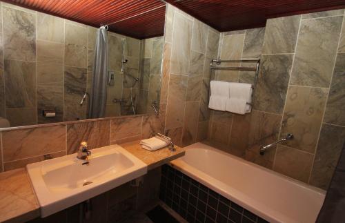 凯米梅里霍维酒店的一间带水槽、浴缸和淋浴的浴室