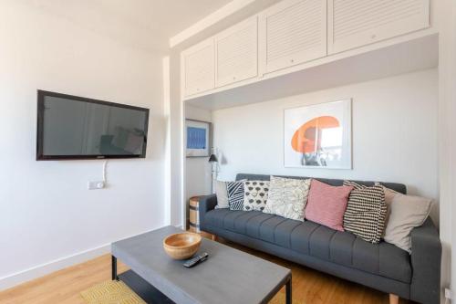 伦敦GuestReady - 1BR Flat Ideally Located In Zone 2 Fits 3的带沙发和电视的客厅