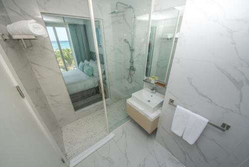 佩雷贝勒Ocean V Hotel的白色的浴室设有水槽和淋浴。