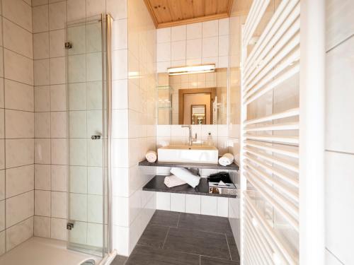 阿尔卑巴赫格拉茨皮茨宾馆的一间带水槽和镜子的浴室
