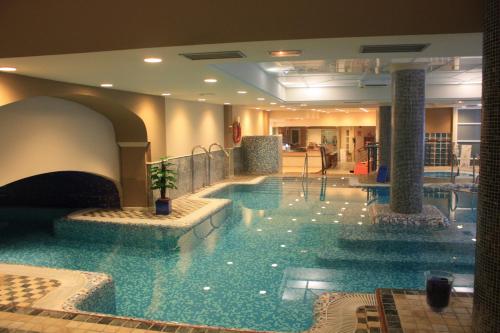 阿格特普图德拉斯尼威斯酒店的酒店大堂的大型游泳池