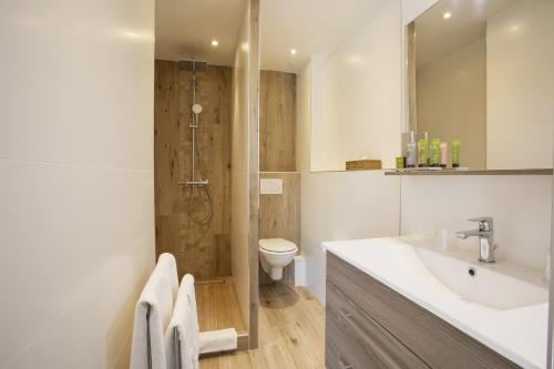 瓦尔邦讷瓦勒堡农庄住宅酒店的带淋浴、盥洗盆和卫生间的浴室
