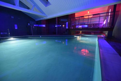 第戎基里亚德迪容车站酒店的紫色灯的房子里的一个大型游泳池