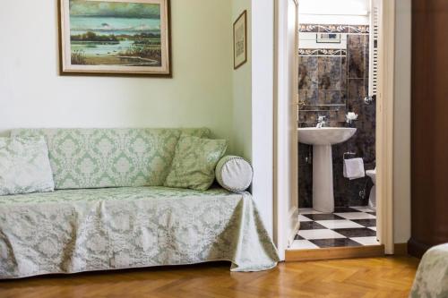 佛罗伦萨索吉奥诺安替卡托里酒店的带沙发和水槽的客厅