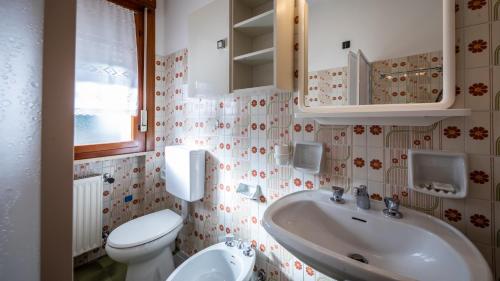乌迪内Italianway - Susans 8的一间带水槽和卫生间的浴室