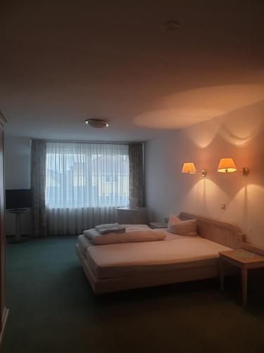 吕登沙伊德Hotel zur Altstadt - Garni的一间卧室设有两张床和窗户。