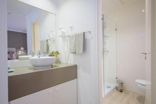 圣玛丽亚奥西斯贝洛伊宗提度假酒店的白色的浴室设有水槽和卫生间。