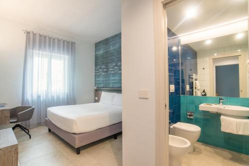 焦维纳佐里瓦德尔索尔酒店的一间酒店客房 - 带一张床和一间浴室
