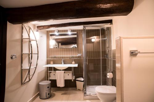 那不勒斯Casa Napoletana - Spaccanapoli的带淋浴、盥洗盆和卫生间的浴室