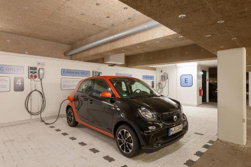 汉诺威威恩奈科XL设计酒店&国会中心的加油站里的小汽车被充电