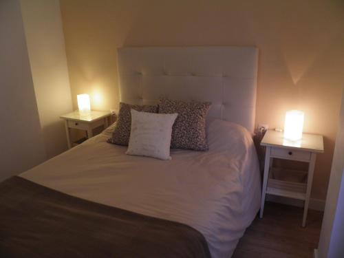 桑卢卡尔-德巴拉梅达Apartamento Playa100m的一间卧室配有一张带两个灯的床