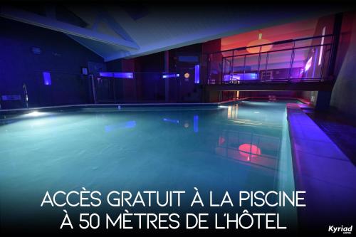 第戎第戎中心克瑞德酒店的一座大游泳池,位于一座房子里,