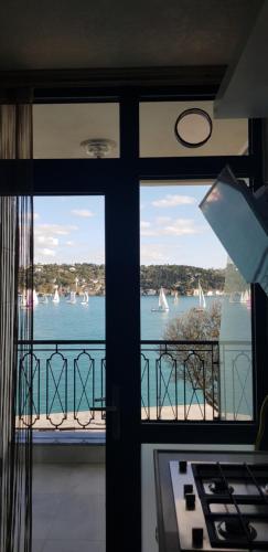 伊斯坦布尔埃米尔甘利套房公寓的从厨房窗户可欣赏到水景