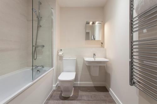 南安普敦Southampton City Apartments by Charles Hope的浴室配有卫生间、盥洗盆和淋浴。