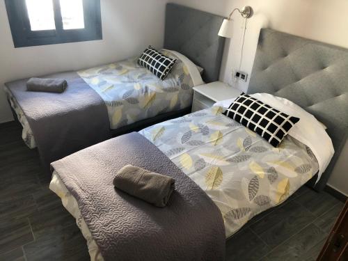 阿达莱斯Apartamento Girasol的一间卧室配有两张床和一张四柱床。